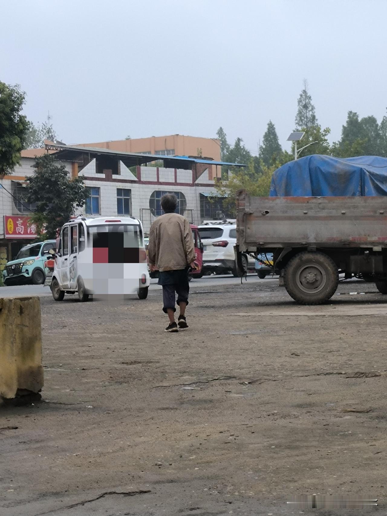 一群男女凑在一处闲聊，忽然扯出个话题：“寡妇的日子好过，还是丧偶的老头日子好过？