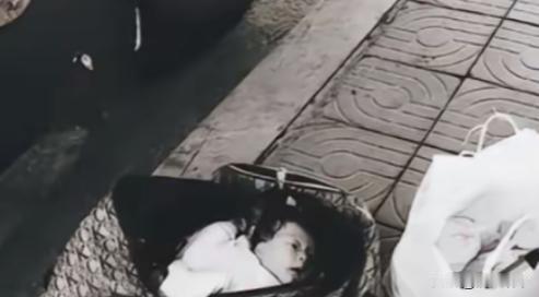 1992年，武汉街头的煎饼摊主捡到2个女婴，他终生未娶，二十年后，女儿们成了博士