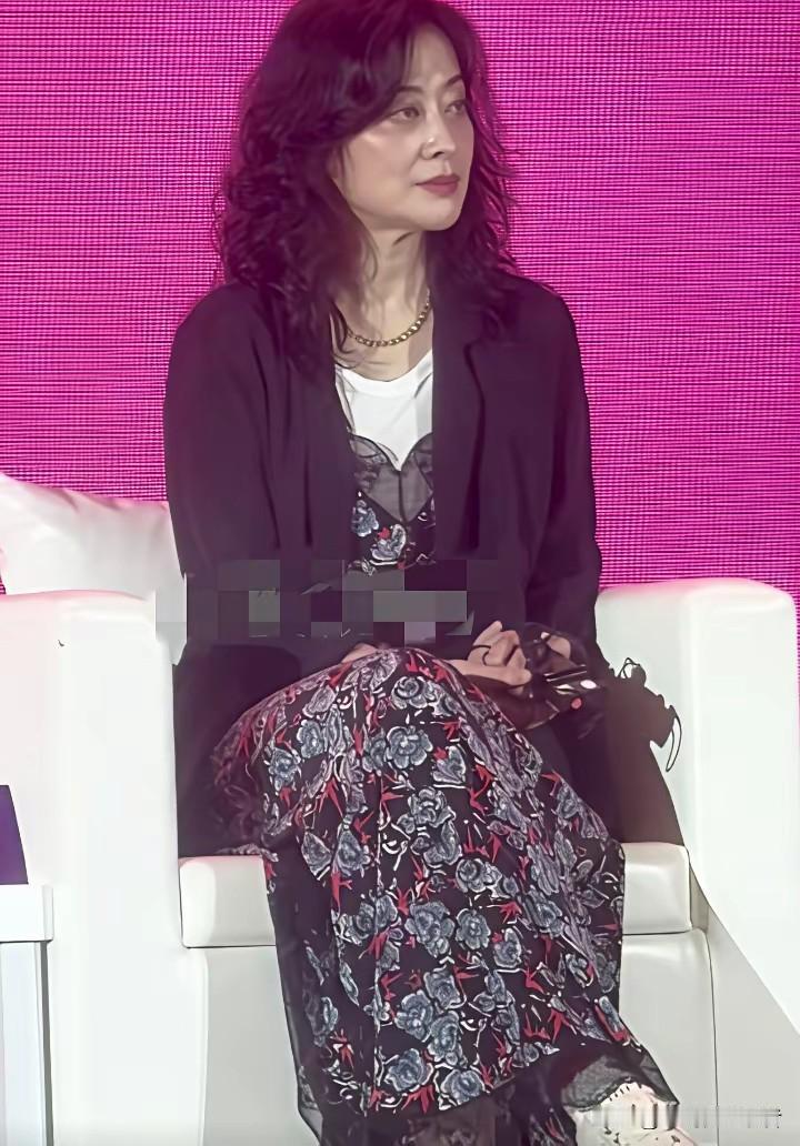 梅婷这也太老了，梅婷亮相海南岛国际电影节"金椰奖"国际评委见面会，真的不敢相信，