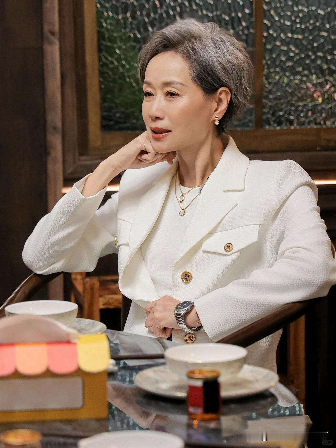 63岁的叶童最洒脱了，她老了也漂亮，属于60多岁女明星里最有气质的一个，低调不张