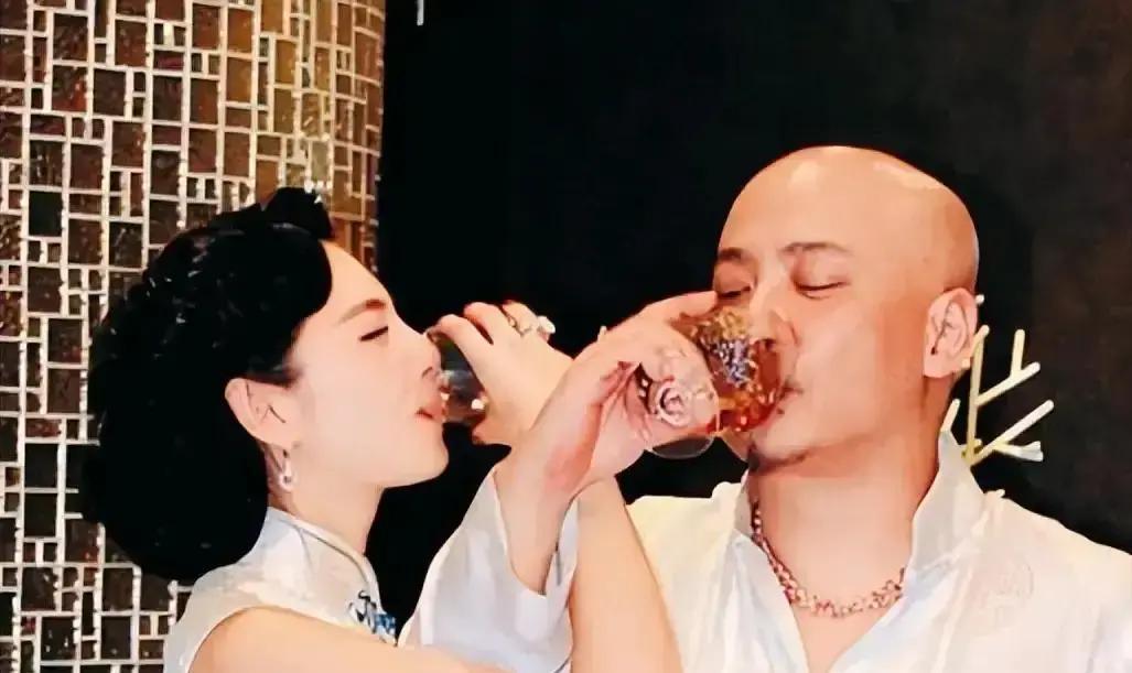 凌晨三点，张雨绮甩出离婚声明，手机震醒的不是八卦，是你心里那句：“她怎么还