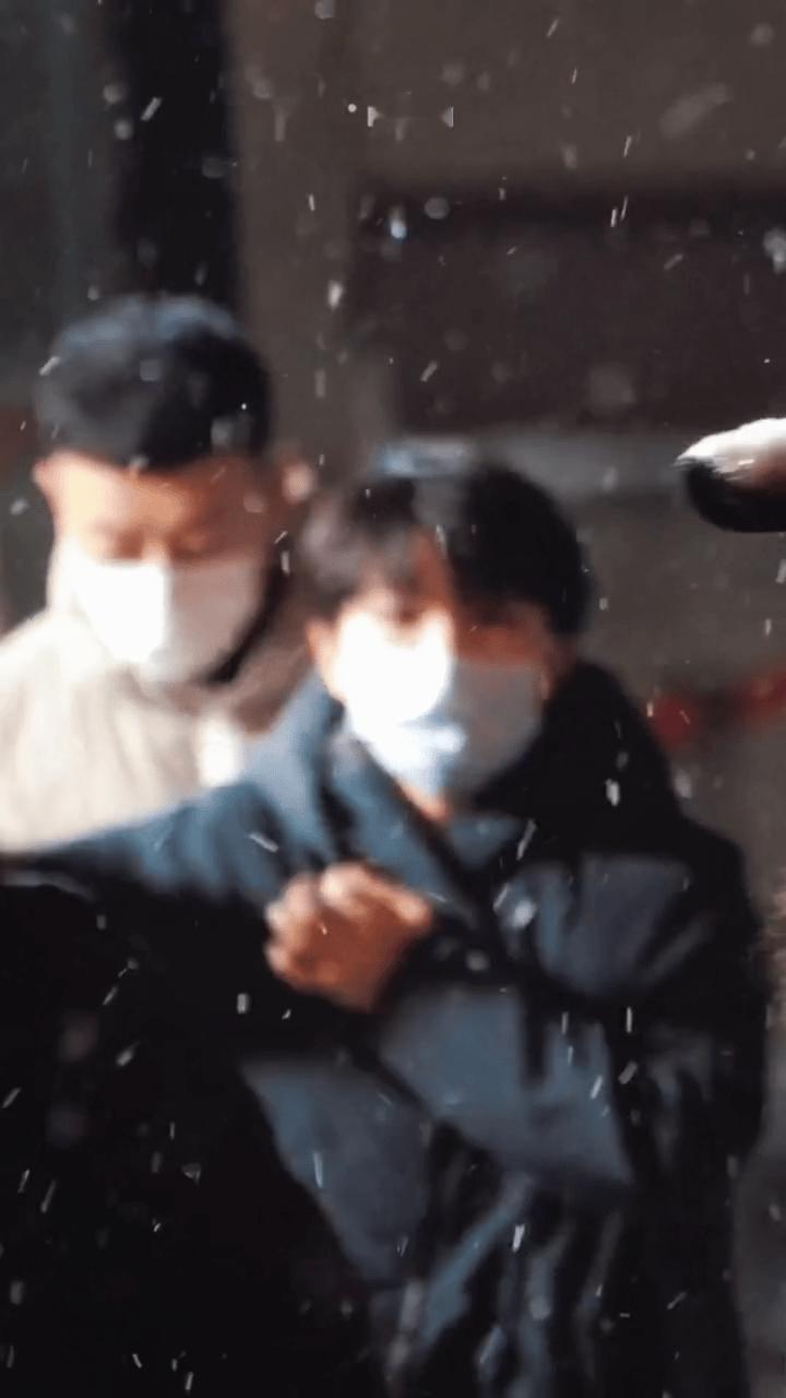  初雪落京华，年味随深深而来～周深初雪路透里的他裹着黑色长款羽绒服，低调又暖