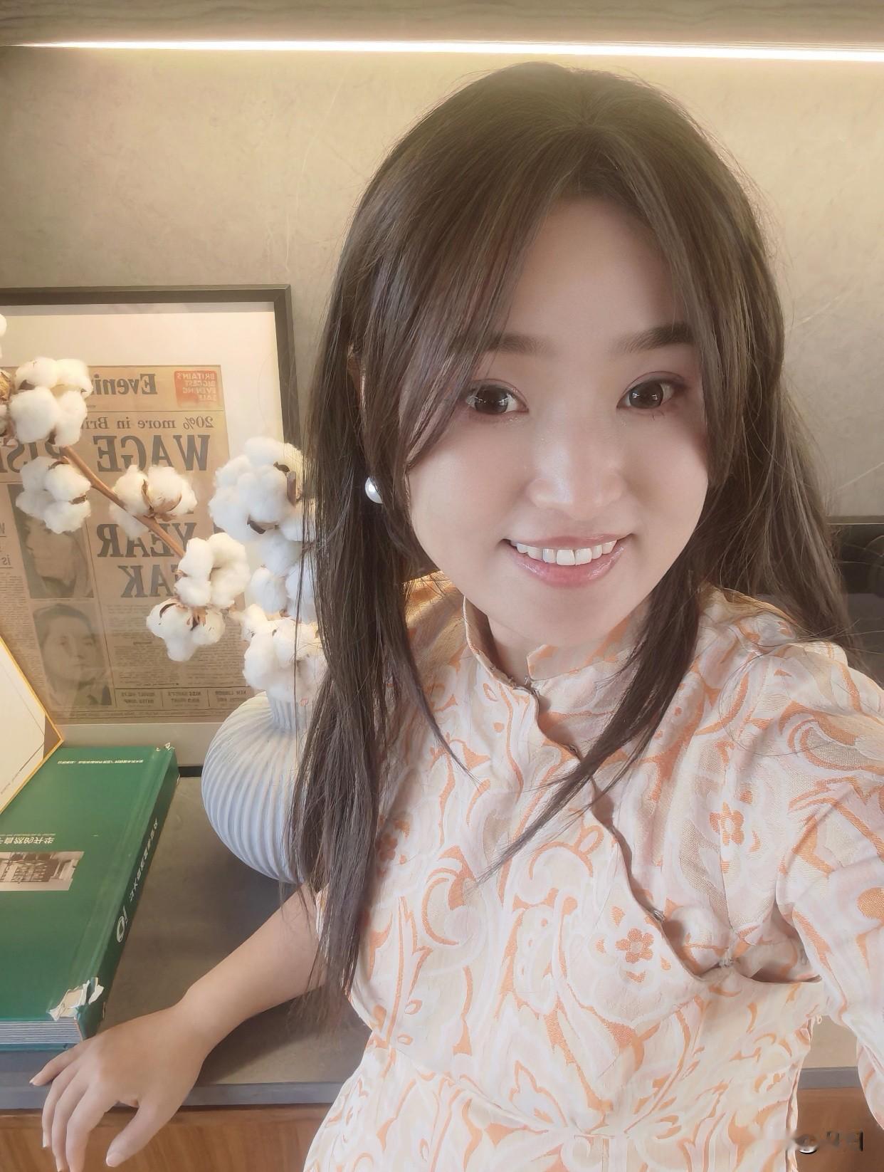 爱拍照的女生到底有多迷人呢?想象力丰富，能把平凡场景变得充满故事感。在不断拍照中