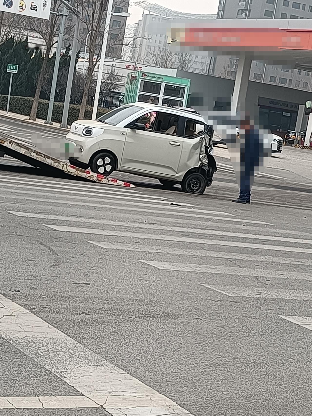 看这剁椒鱼头撞的，玻璃都碎了。