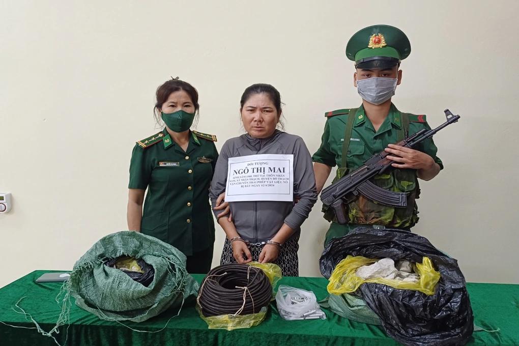 越南两名女子用摩托车携带50公斤炸药出售牟利被当场抓获在运输50公斤炸药、