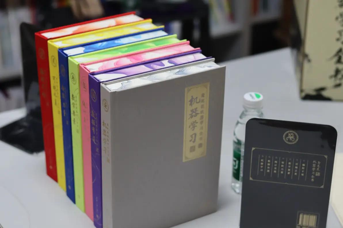 下联：典藏曲径可通幽。