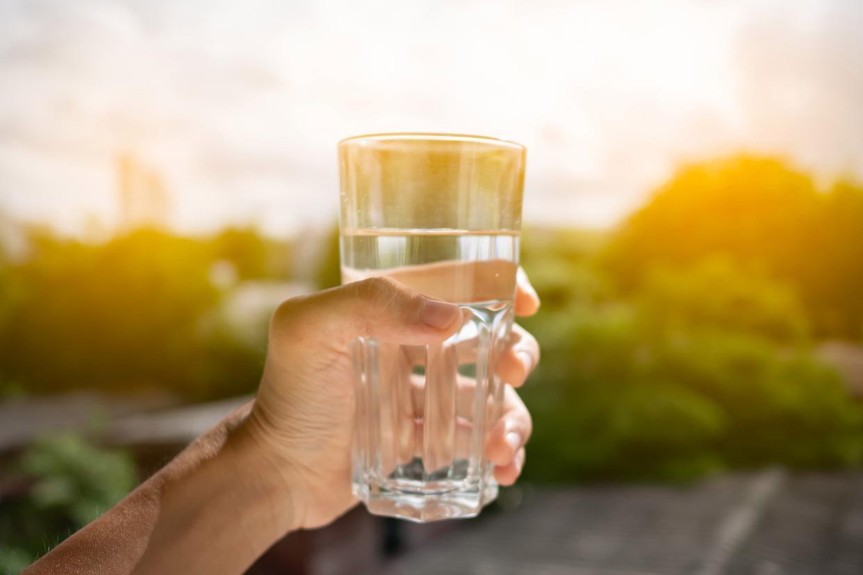 起床到底是先喝水还是先吃饭?哎，这个问题可算问到心坎里了！作为一个天天跟生理生化