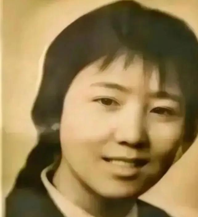 1972年，泥瓦匠张复生迎娶了女知青乔献华。新婚夜，他发现妻子的腰很粗，面对他的