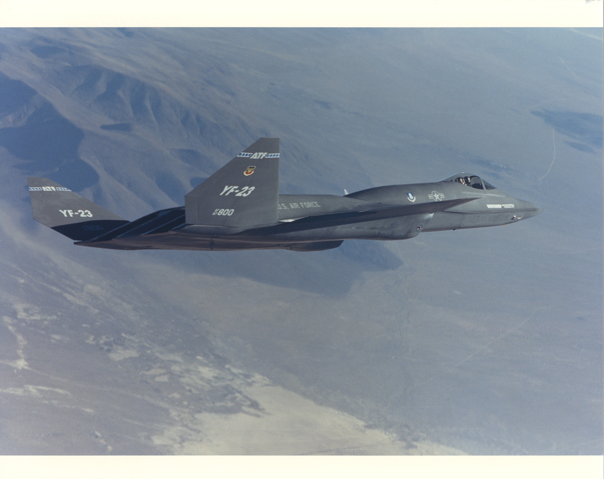 美国空军国家博物馆，在其脸书页面上发布了不少珍贵的YF-23照片。当时YF-
