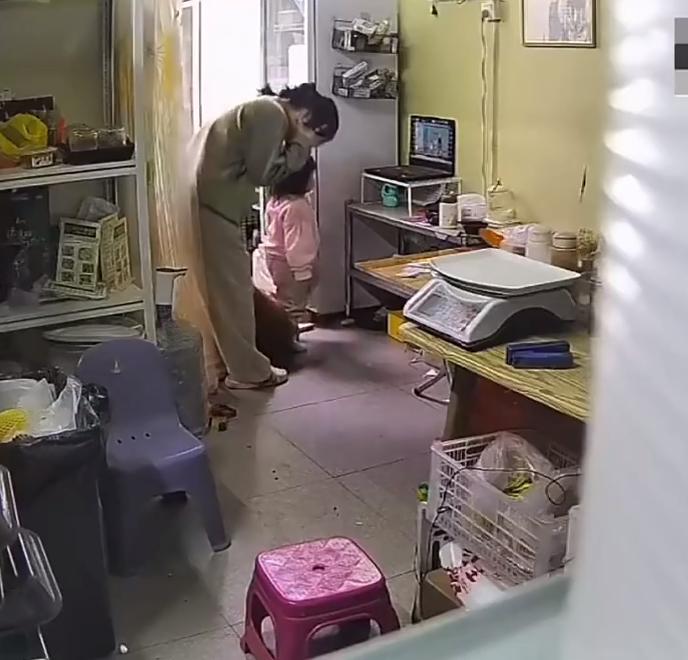 这个老公太冷血了吧，自己老婆低血糖晕倒，竟然当冷漠的看客，不闻不问。甚至带着孩子