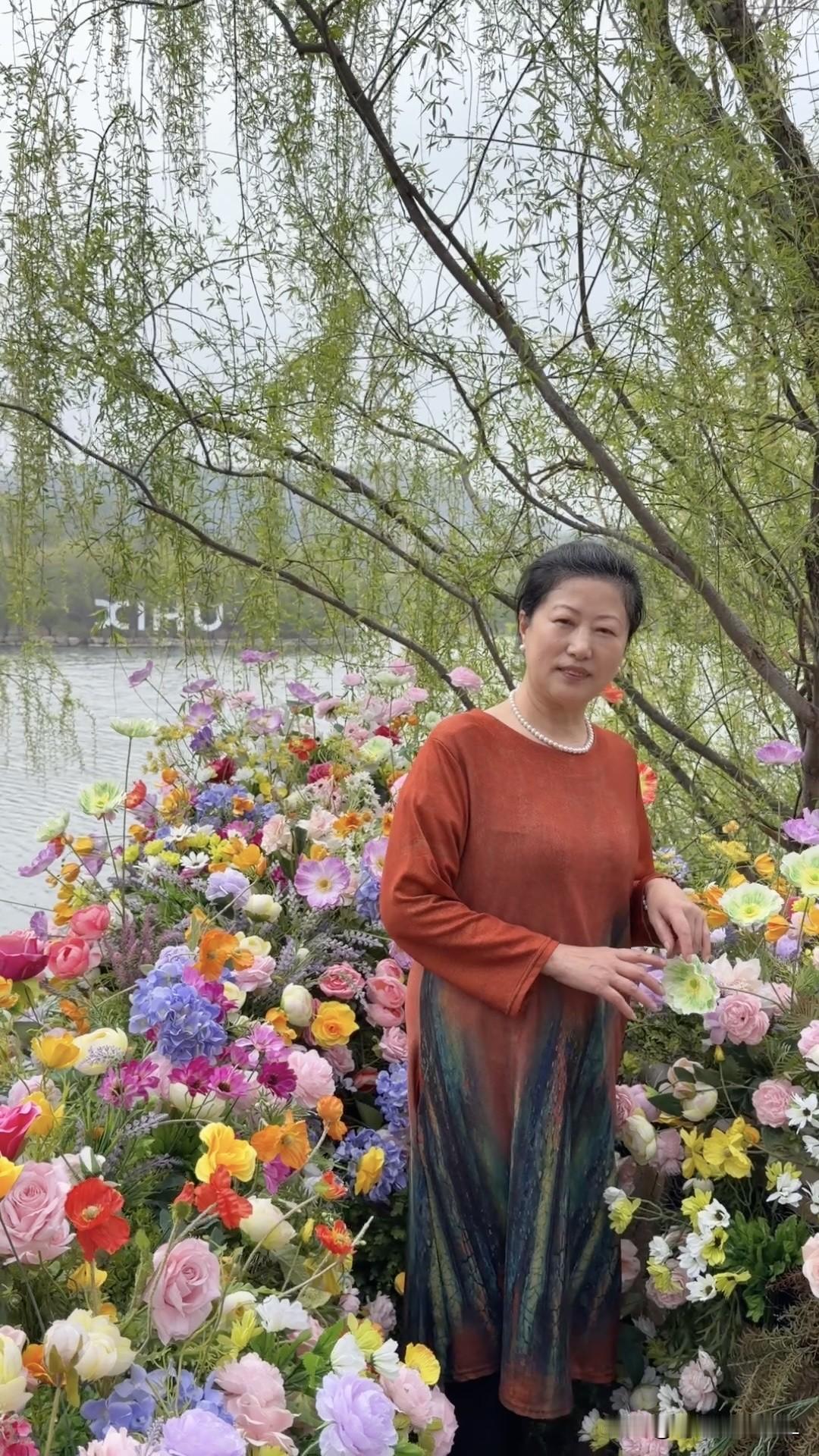 我发现，有不少人对老年大学存在误解。有人说，老年大学里攀比之风严重，退休金高