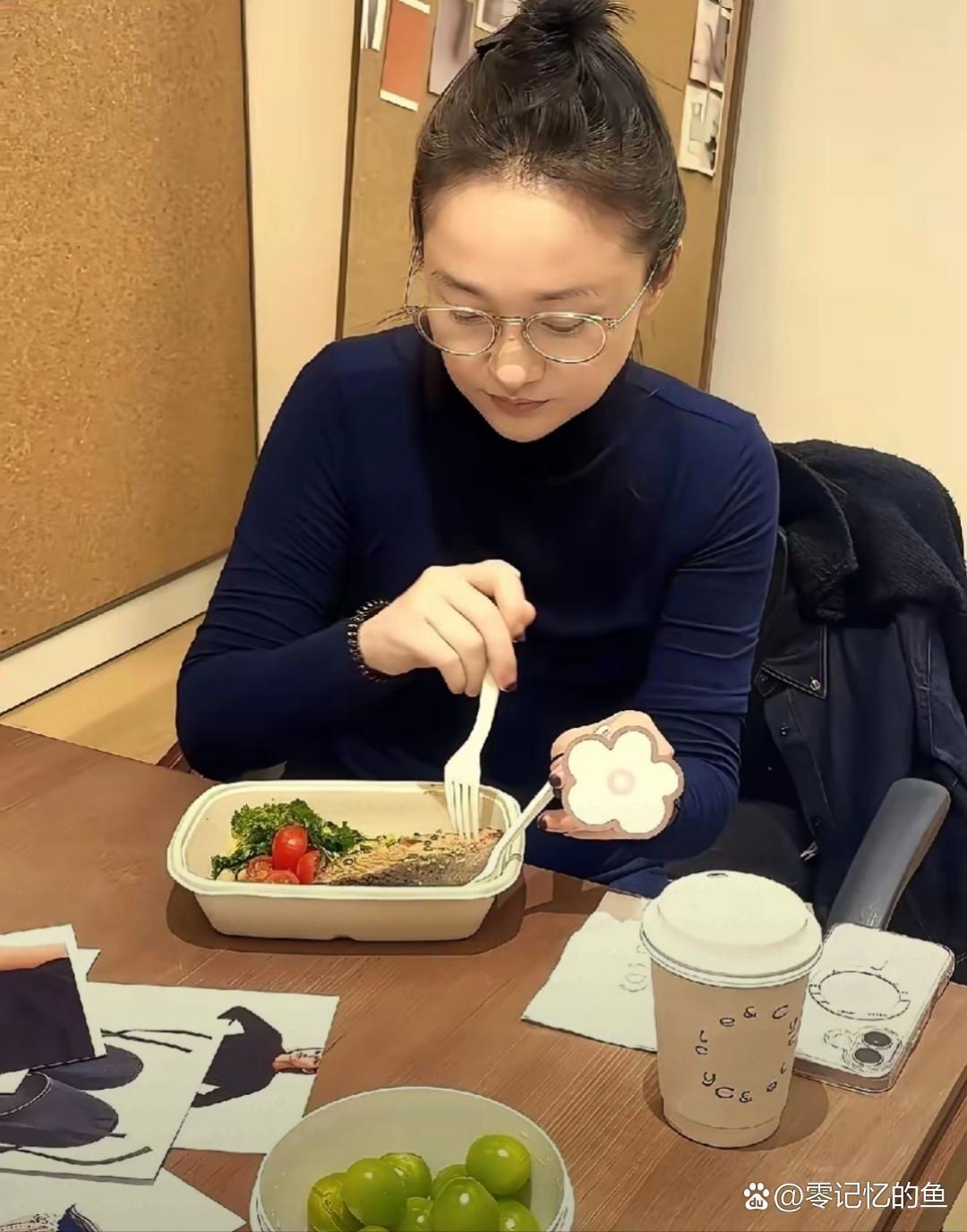 周迅真自律，一个人吃得好清淡。