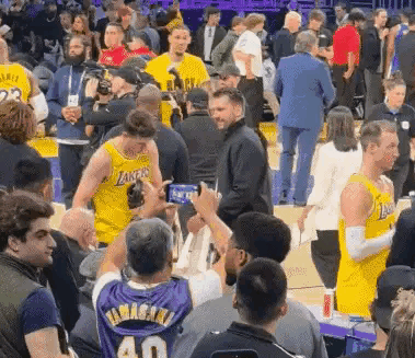 在今天湖人主场以105：99战胜勇士的赛后，发生了笑死人不偿命的一幕。当比赛结束