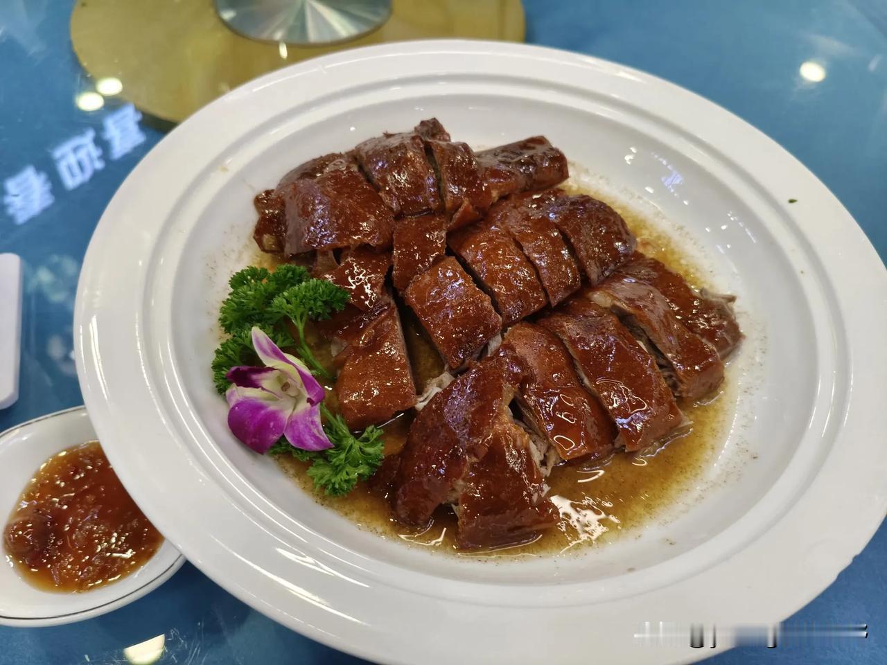 晒图笔记大赛招待外省的朋友吃了一顿广东的烧鹅，这也是粤菜中的经典烧腊。朋友说，味