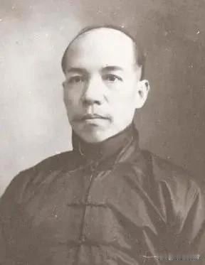 1903年梁启超的荒唐操作：一边倡一夫一妻，一边纳丫鬟为妾，无名分女子却撑起满门