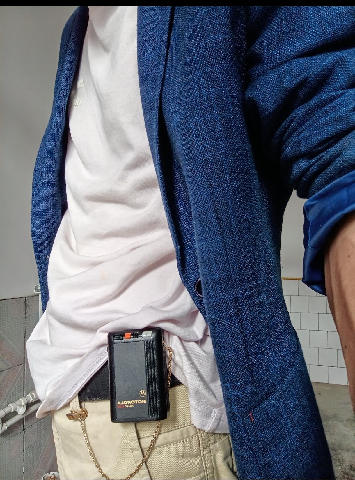 想当年，腰上别个这，酷呆了，再跨一辆摩托车，绝对不亚于现在开豪车上街。BB机一响
