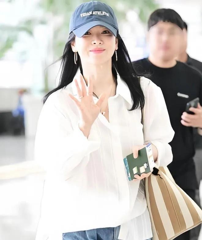 宋慧乔中年穿搭太减龄了宋慧乔这组机场造型好清爽！🤍白衬衫+牛仔阔腿裤的