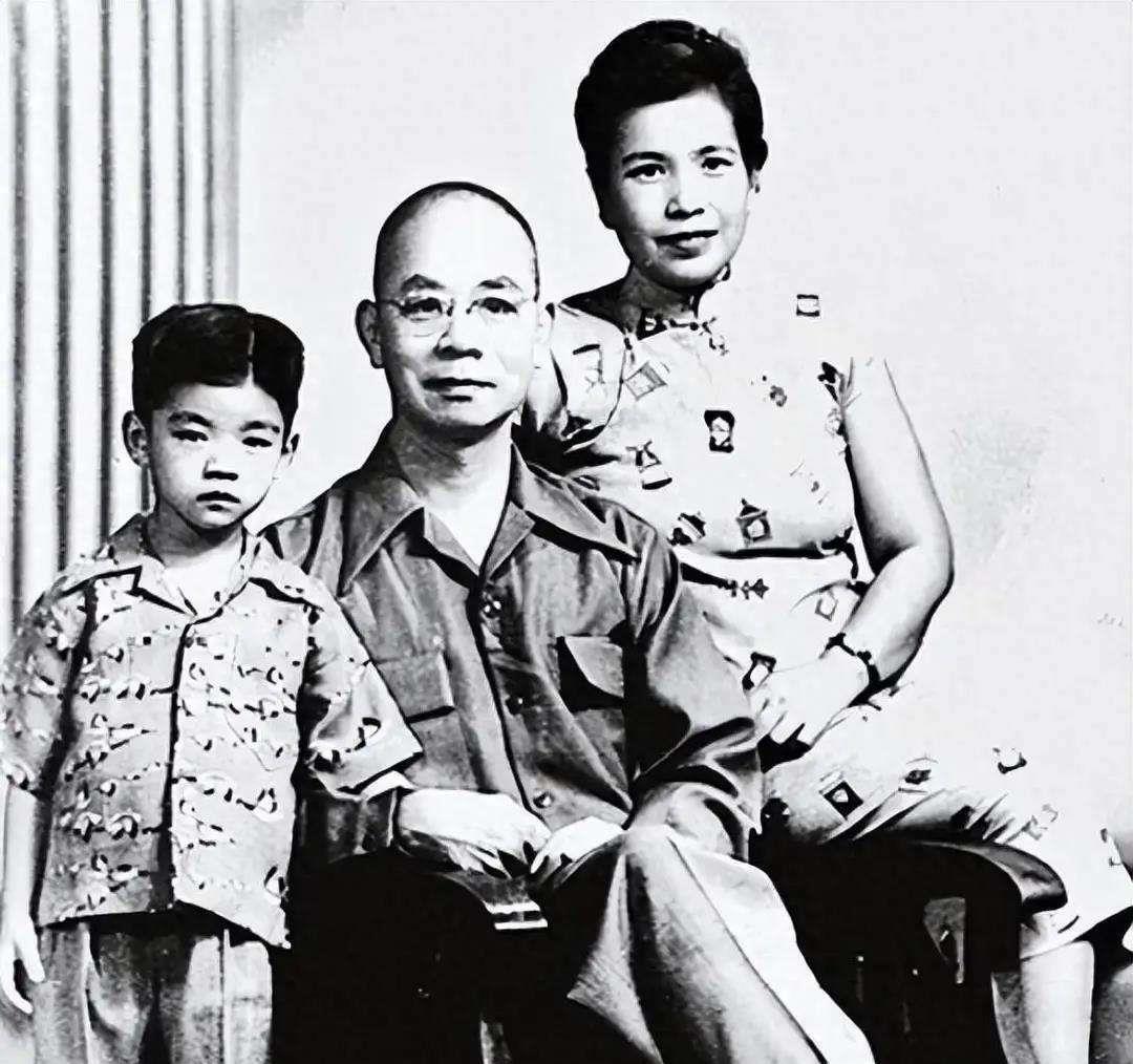 吴石之子于1973年向中央申诉，周总理指示：应视为革命烈士后代一根金闪闪的