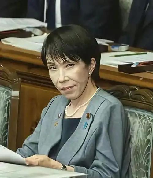 高市早苗这回是真慌了，抢在中美会晤前直奔纽约，急吼吼求见特朗普，日本官员还直接放