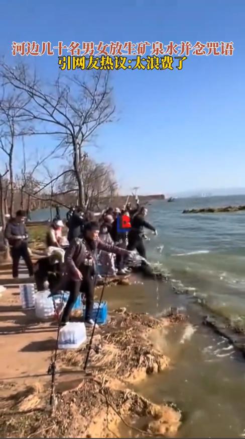 “离了个大谱！”近日，云南滇池，一群人抱着成箱的矿泉水走到湖边，然后开始往湖里猛