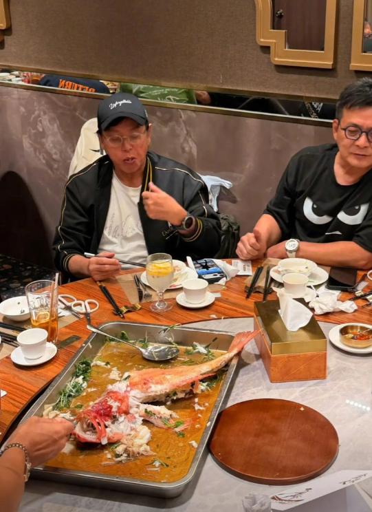 香港明星黄日华生日，订了个包间请一群朋友吃饭，吃什么？一条清蒸鱼真大，一盘蟹也不