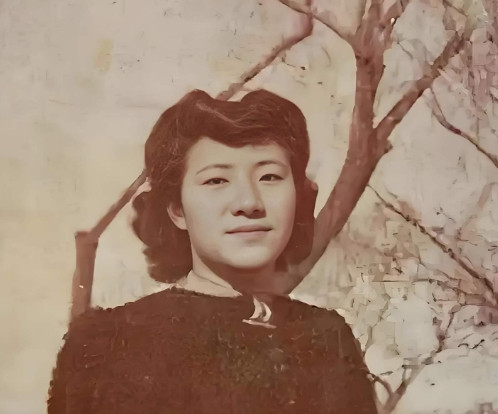 1934年，才女苏青新婚夜，撞见丈夫和表嫂亲热。她装作若无其事，婚后接连生了5个