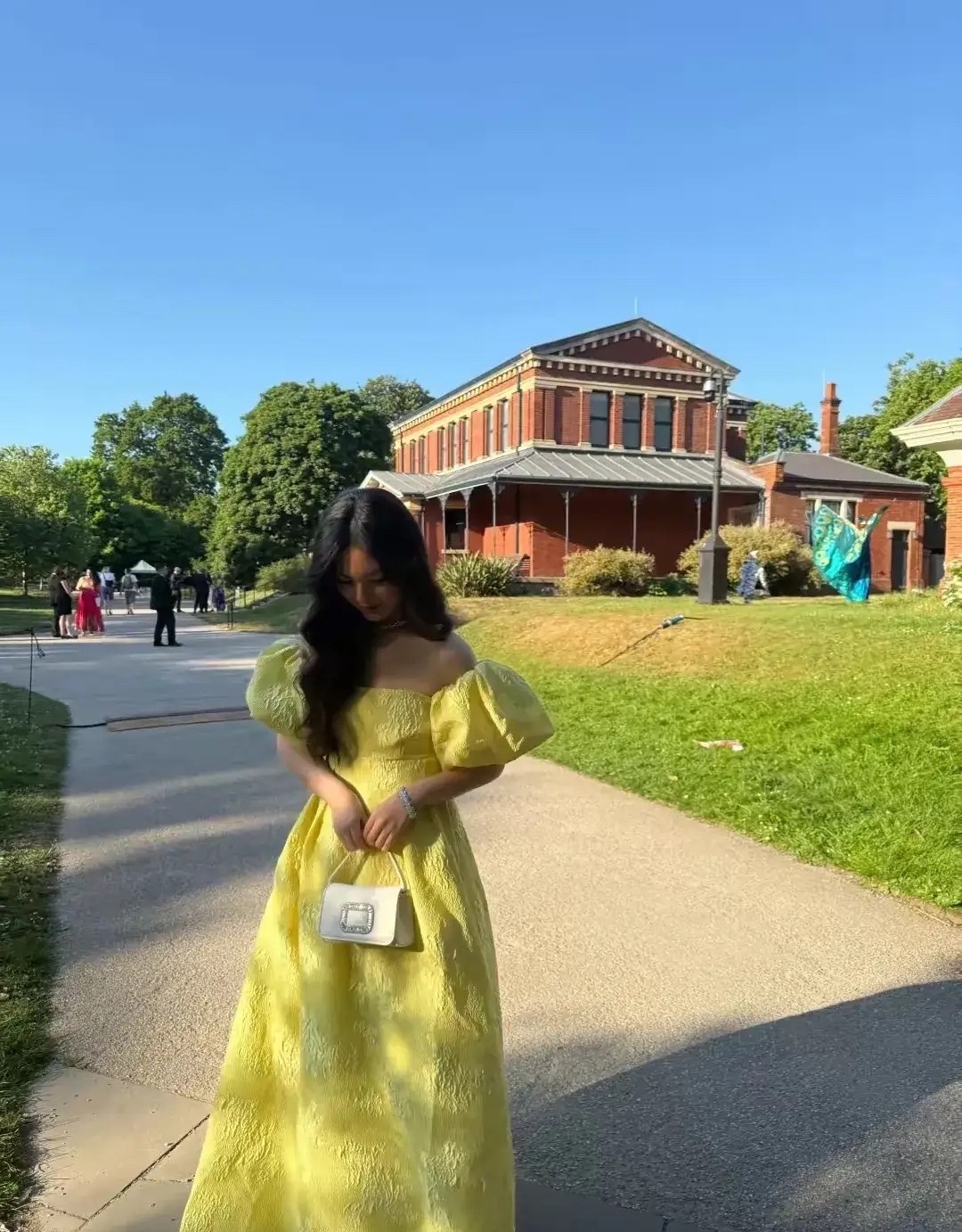 李湘带女儿参加英国王室慈善活动，母女俩盛装出席却略显突兀。白天的活动场合，她们选