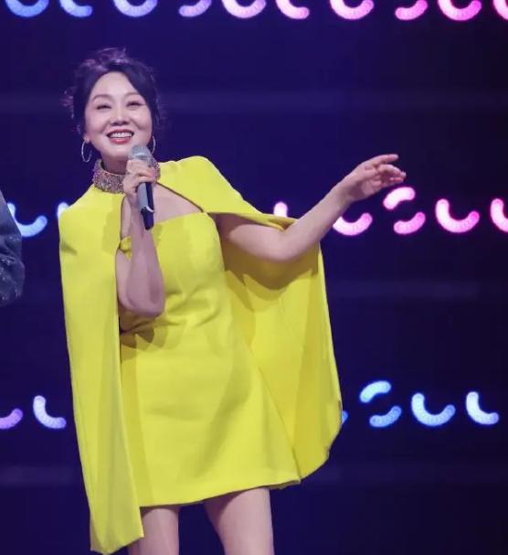 闫妮表演的受害者魏大勋出现了，不是因为他被闫妮抢了风头，而是网友扒出来了，其实彩