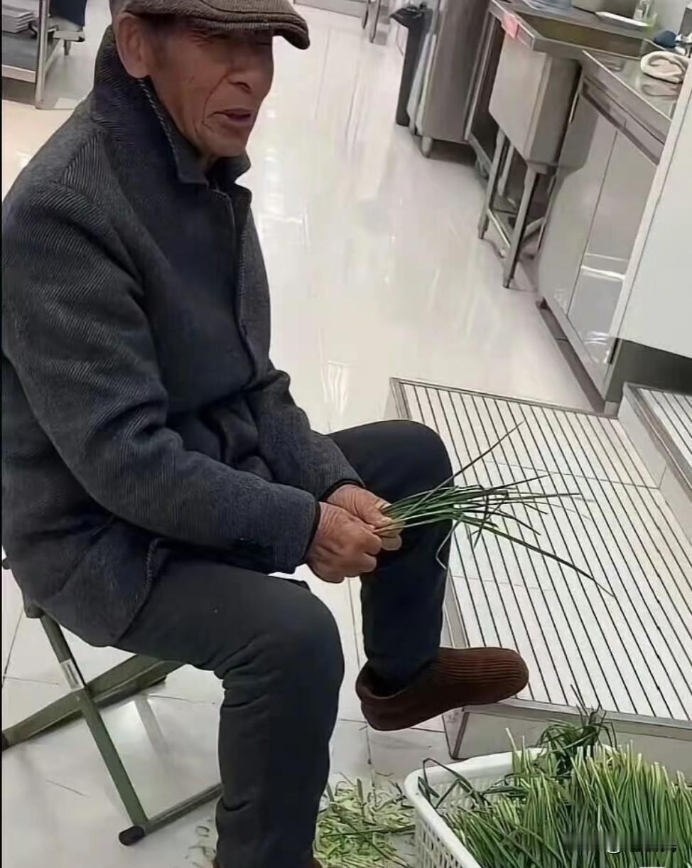 刘强东爸妈在京东食堂做饭，京东员工在京东宿迁食堂偶遇了刘强东的父母，二老一个摘韭