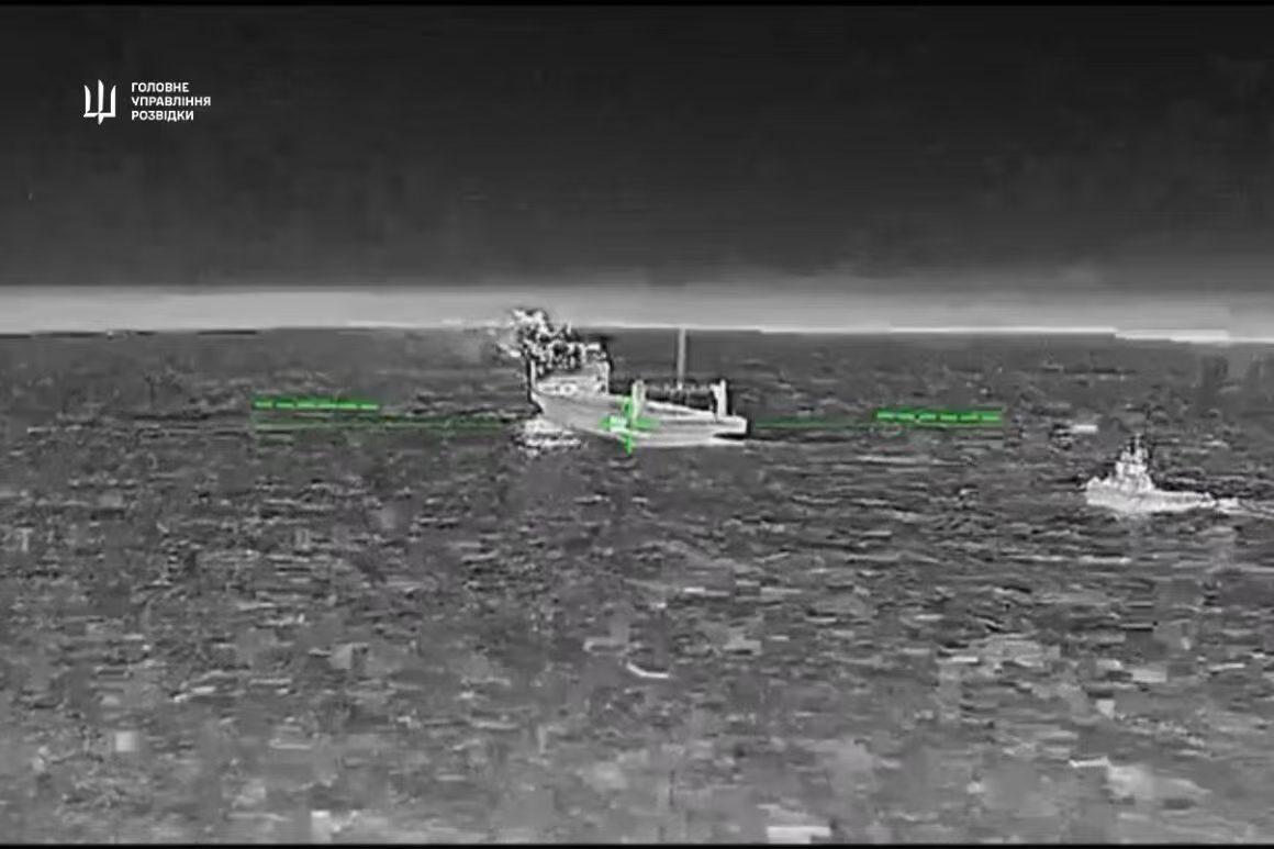 俄军靠刻赤海峡渡轮向克里米亚输送武器弹药，被乌克兰彻底盯上了，夜里直接动手俄军运