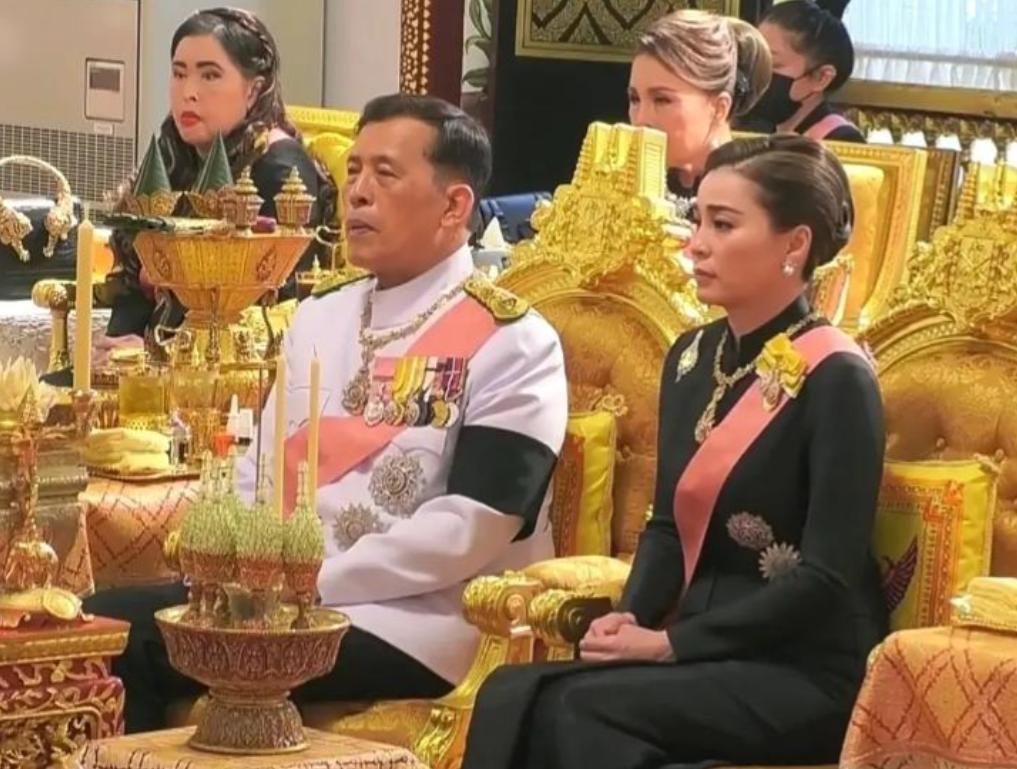 苏提达王后从越南返回泰国后首亮相，出席帕查拉公主离世百日纪念仪式风采依旧，诗妮娜