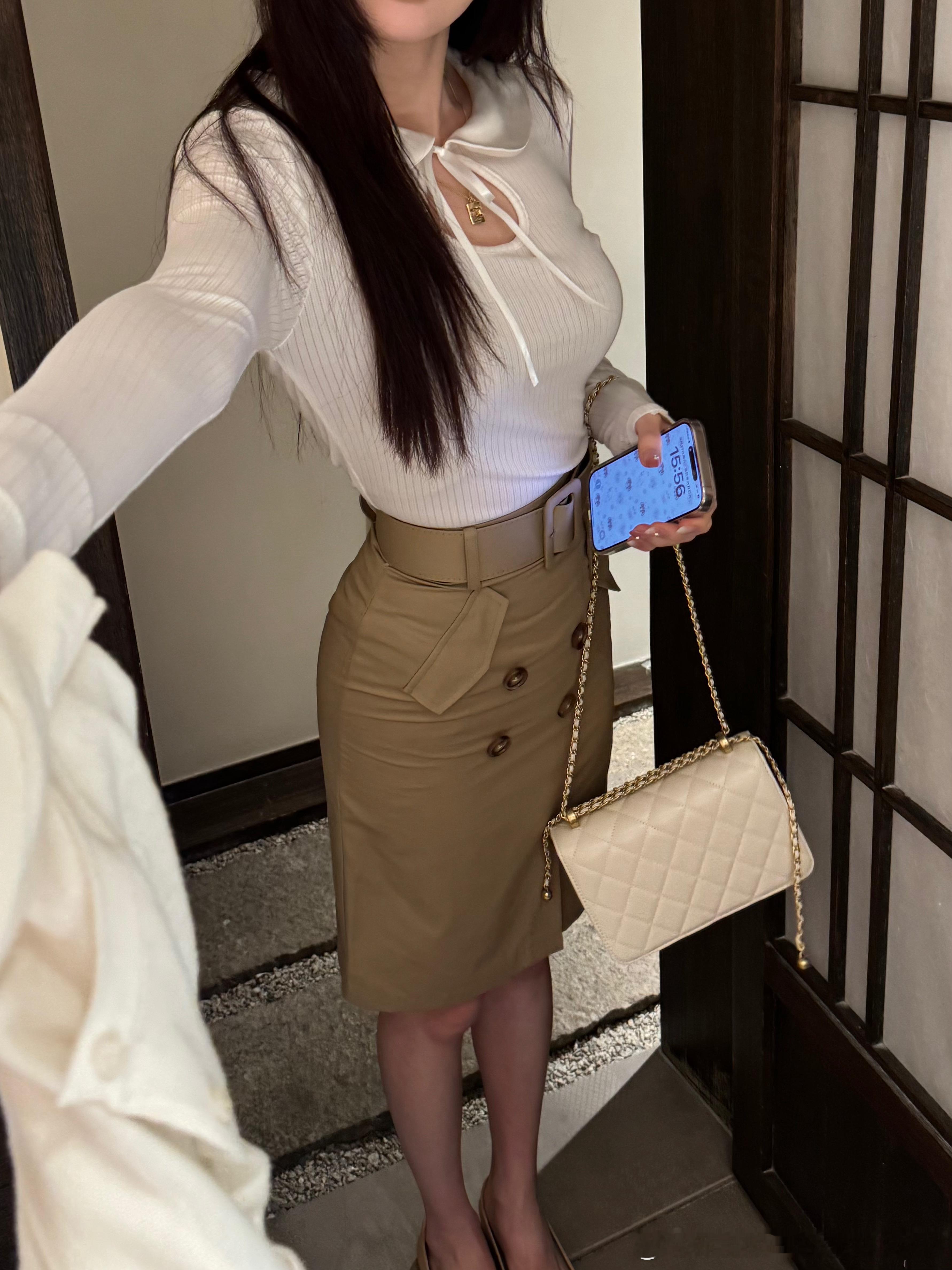 风衣同面料做了一个半裙，不过跟风衣的区别是这个没有烫衬，不然太挺了，包臀效果就没