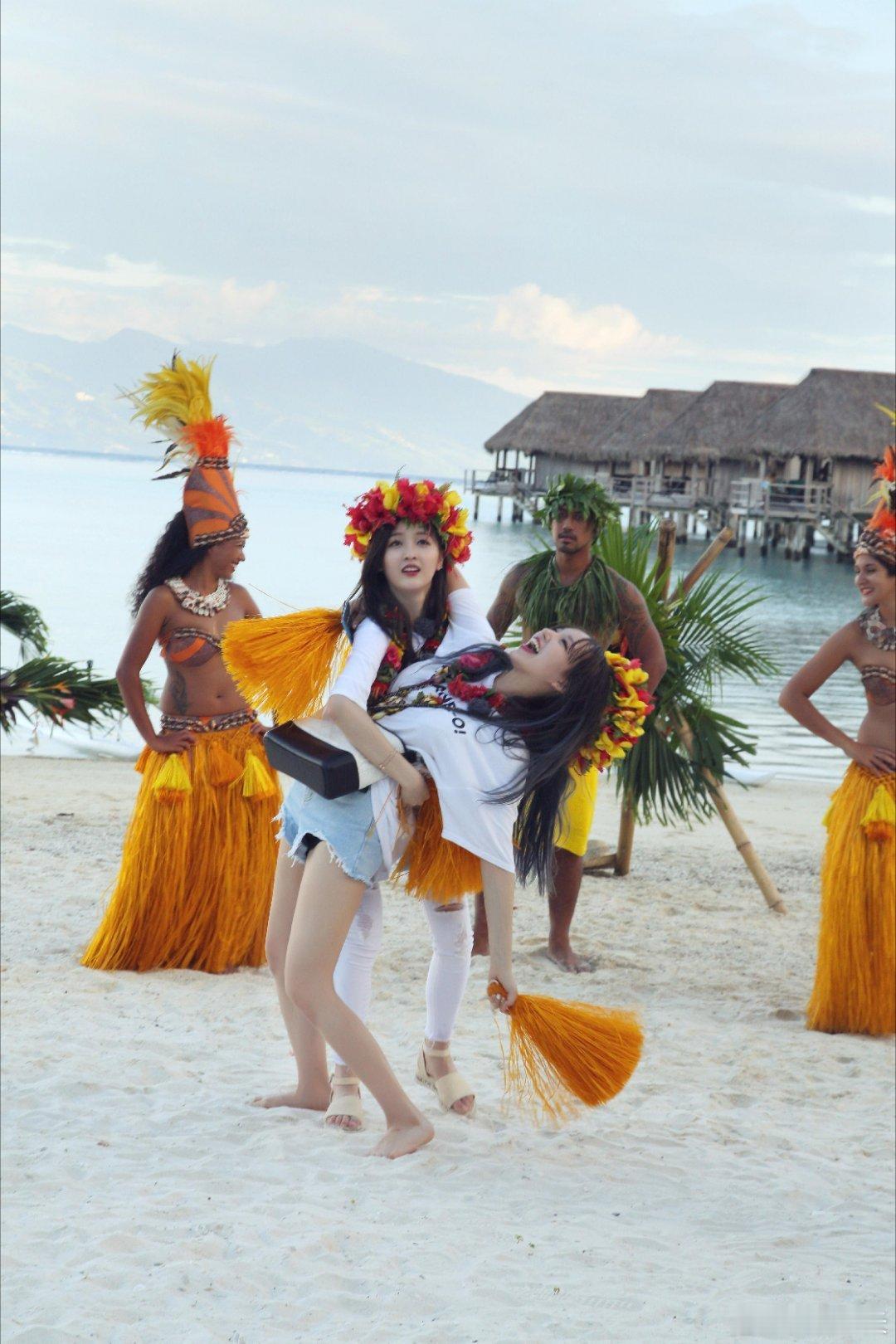 吴宣仪和程潇海边同框。我比较好奇吴宣仪会羡慕奶潇的身材吗？