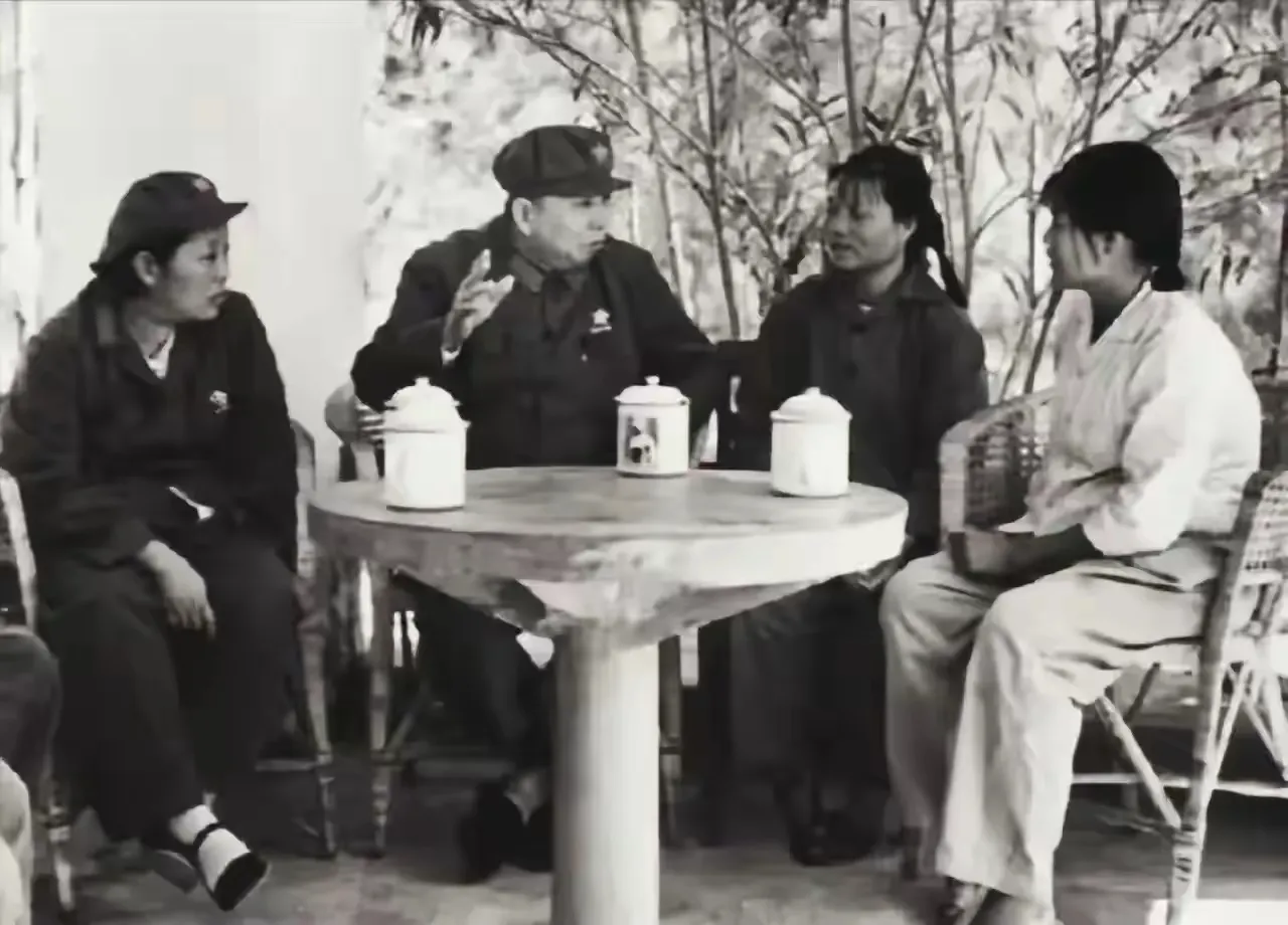 1960年夏，广州军区副司令詹才芳中将前往庐山养病，疗养所的王姓干部热情招待。第