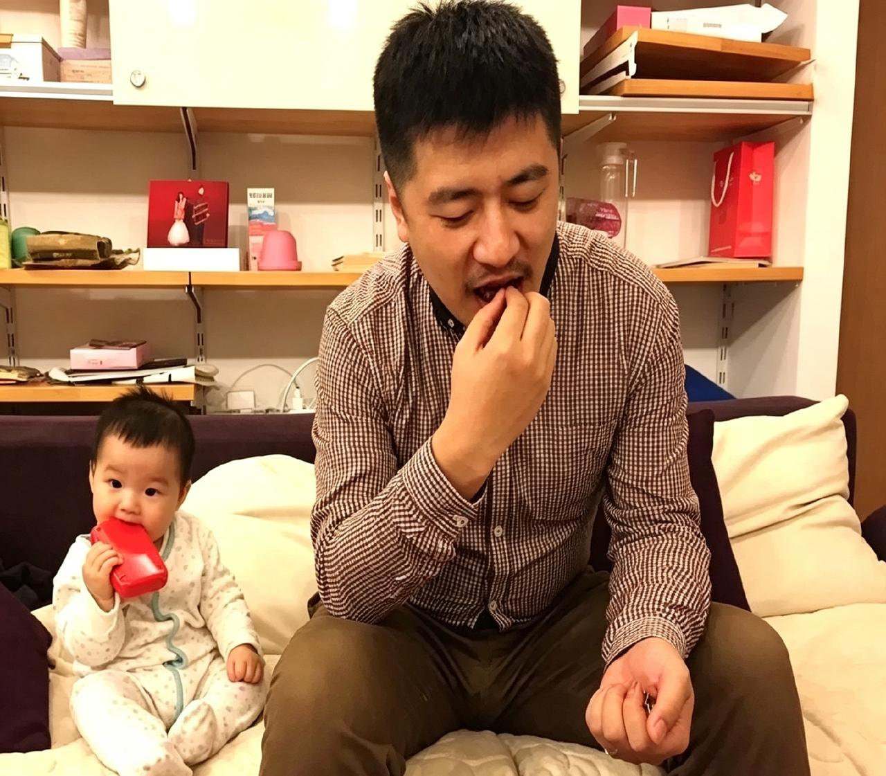 翻看张雪峰的居家老照片，在镜头前滔滔不绝的考研名师，在家陪着女儿张姩菡。一边嗑瓜
