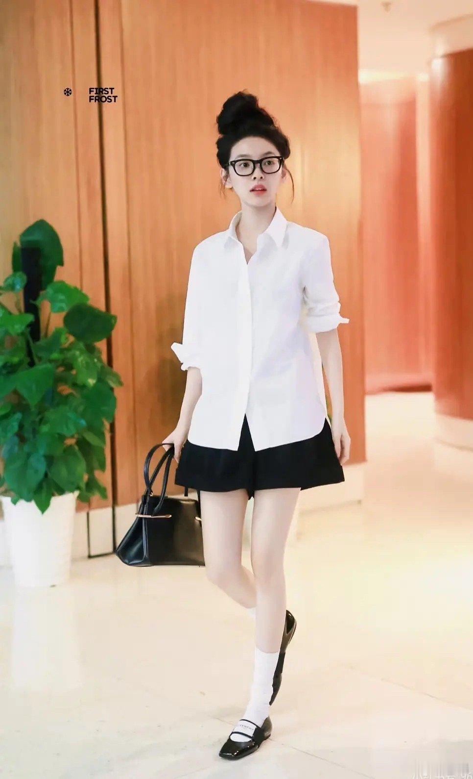 章若楠的松弛感就是来自随手一坨的发型[跪了][跪了]​​​