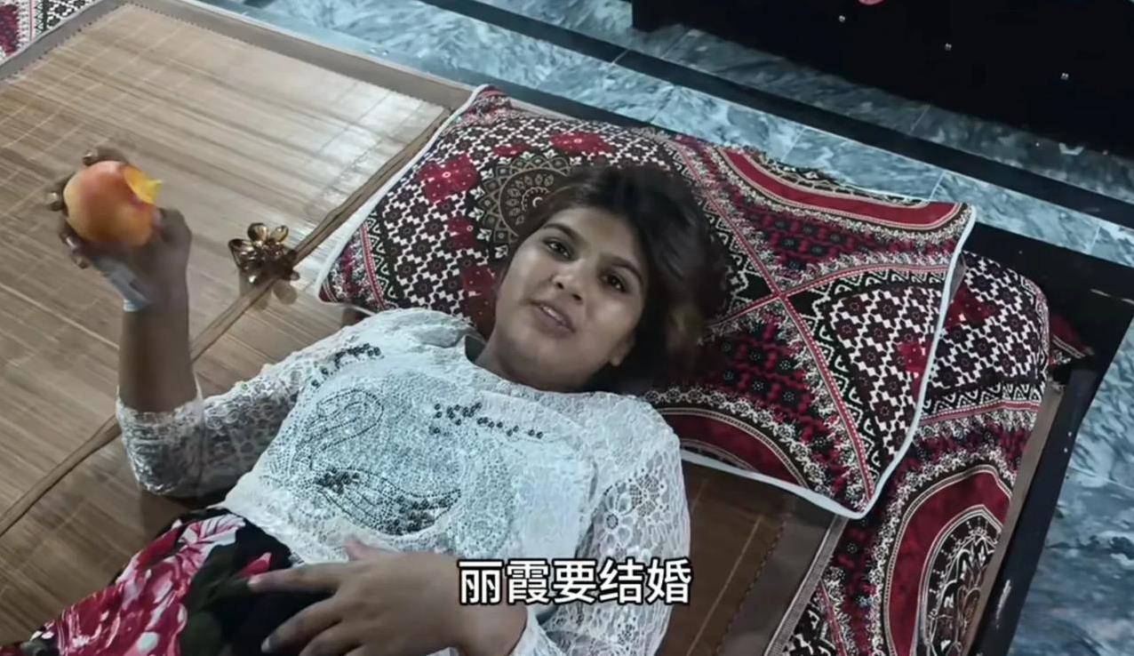 阿阳的大姨子刚刚相完亲就急着要结婚。今天，米莱布的爸爸打电话给她，让她回去参加