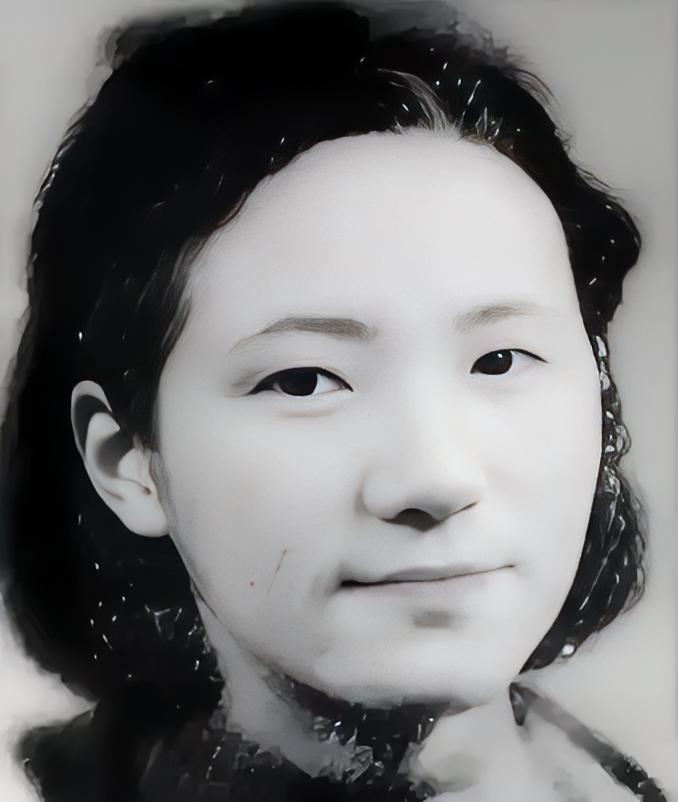 1934年，新婚后不久，才女作家苏青就撞见丈夫与表嫂约会，她隐忍不发，接连生下5