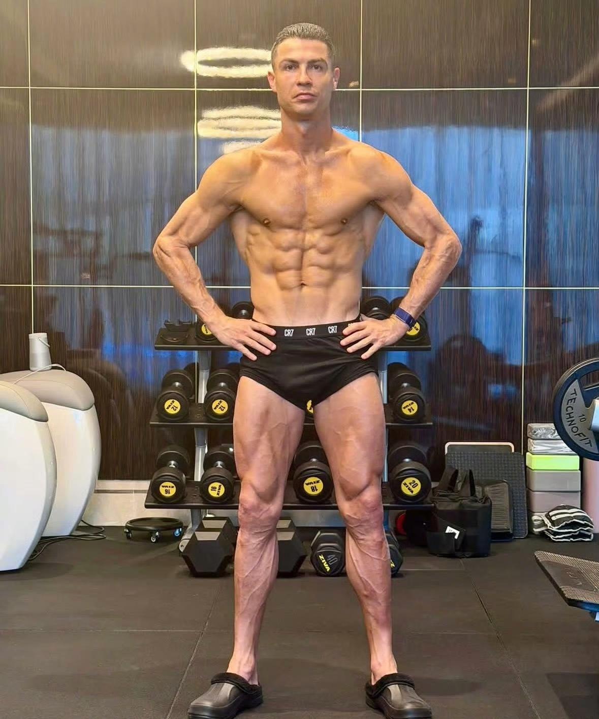 球迷A：刚刷到C罗社媒发的桑拿后照片，那肌肉线条简直吓人，40岁还能这样，真不愧
