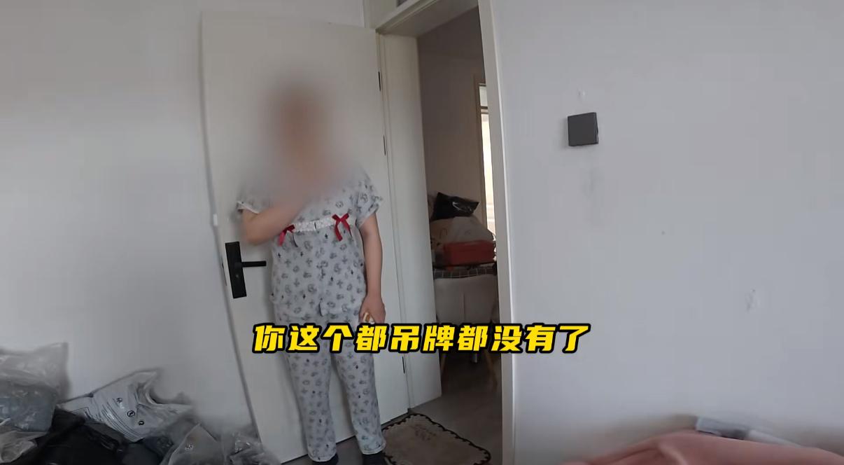 山东，一买家半年内通过多个账号，在同一家服装店铺陆续网购500多件衣服，随后以各