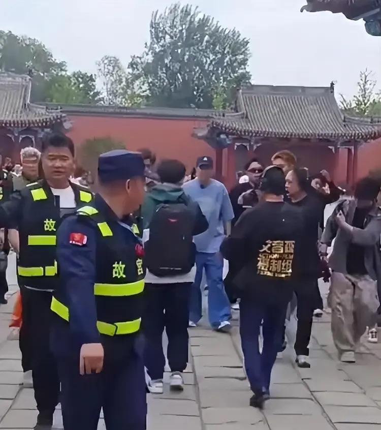 44岁小沈阳被骂上了热搜！5月21日，去故宫带三个保镖清场开道，双手插兜，走起路