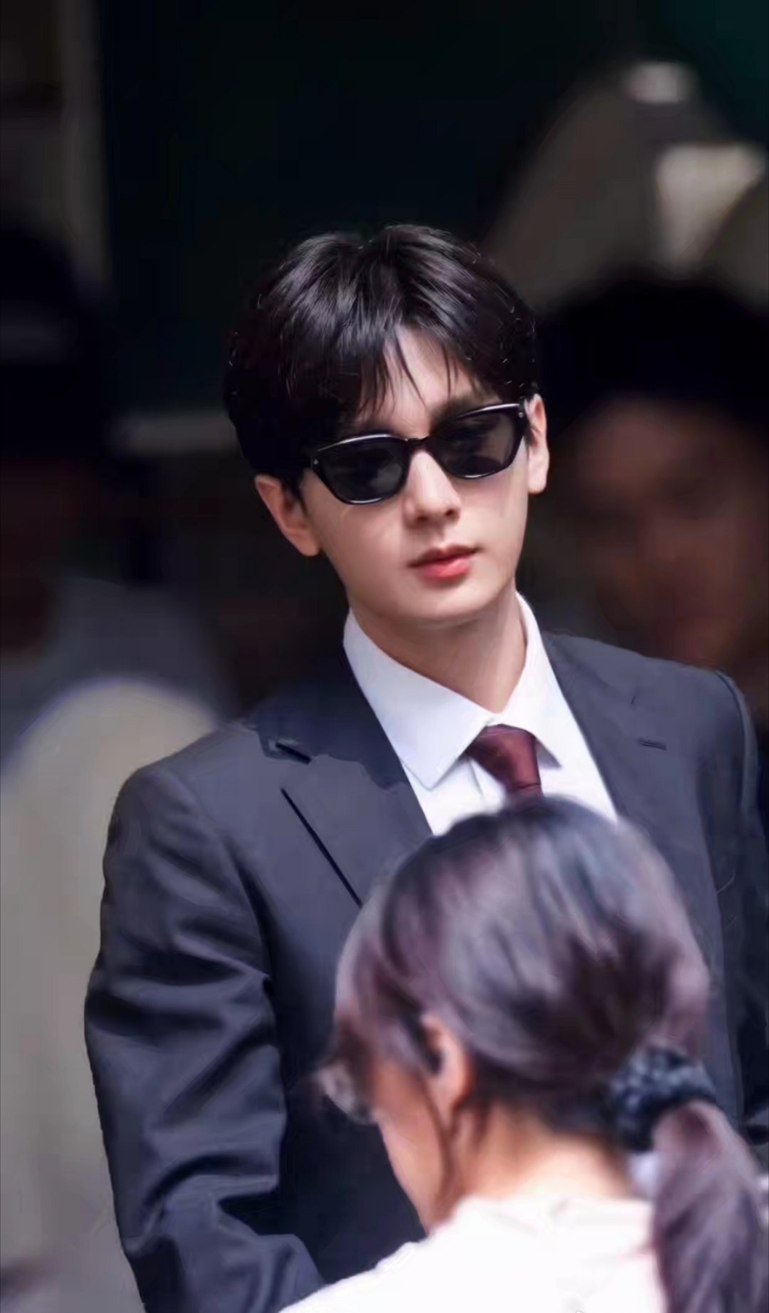 成毅狩谎开盲盒被大半个港圈大佬包圆在中间的内地演员唯有我们家成毅，这排面还没完