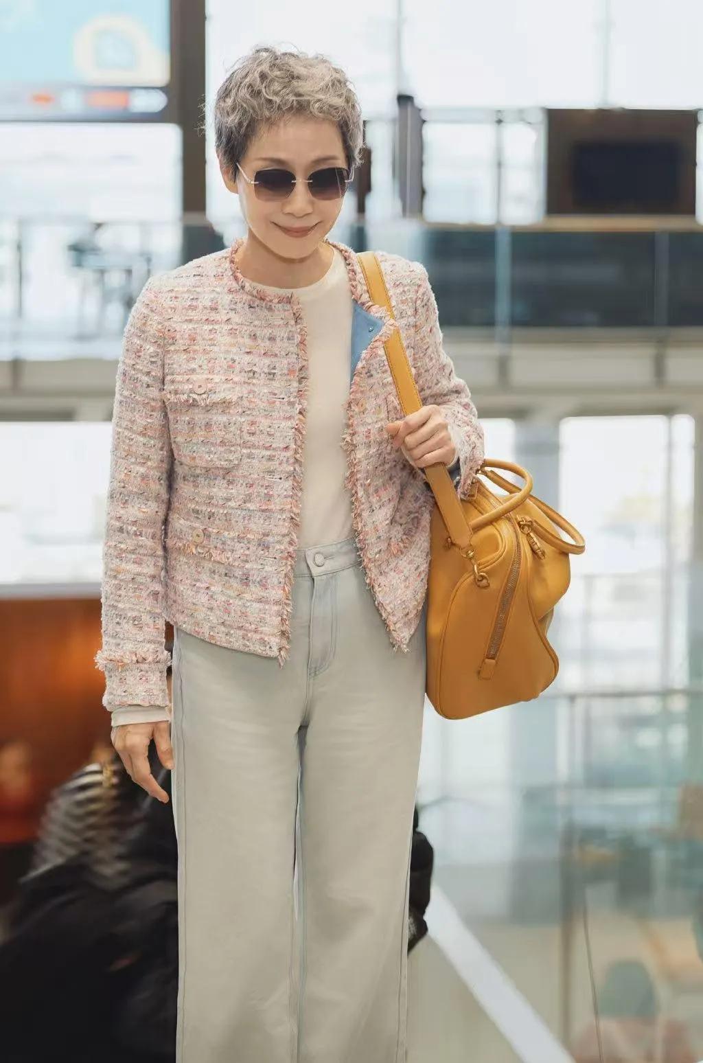 叶童的老年穿搭太会了！💖粉色粗花呢外套+浅灰牛仔裤，清爽又减龄，完全没有“大