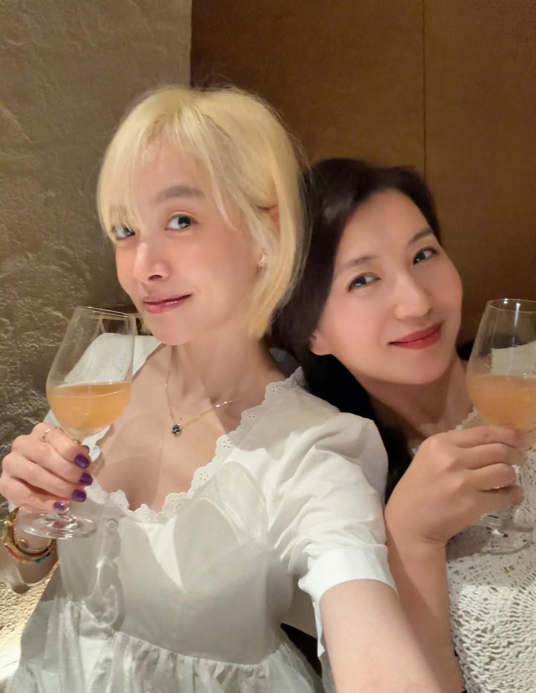 “万人迷”陈好和“金鹰女神”宋茜聚会自拍，在个人社交平台分享。47岁