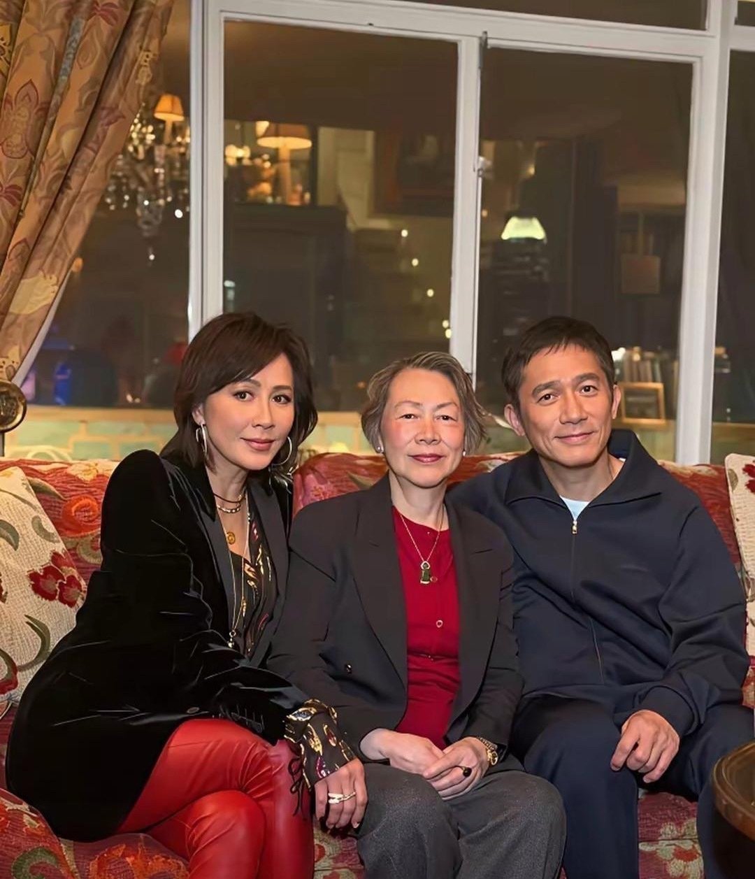 刘嘉玲办了个家宴，直接把娱乐圈那层滤镜撕开了。她80岁的妈妈穿一身红，脖子上挂玉菩萨，手腕上戴金表。