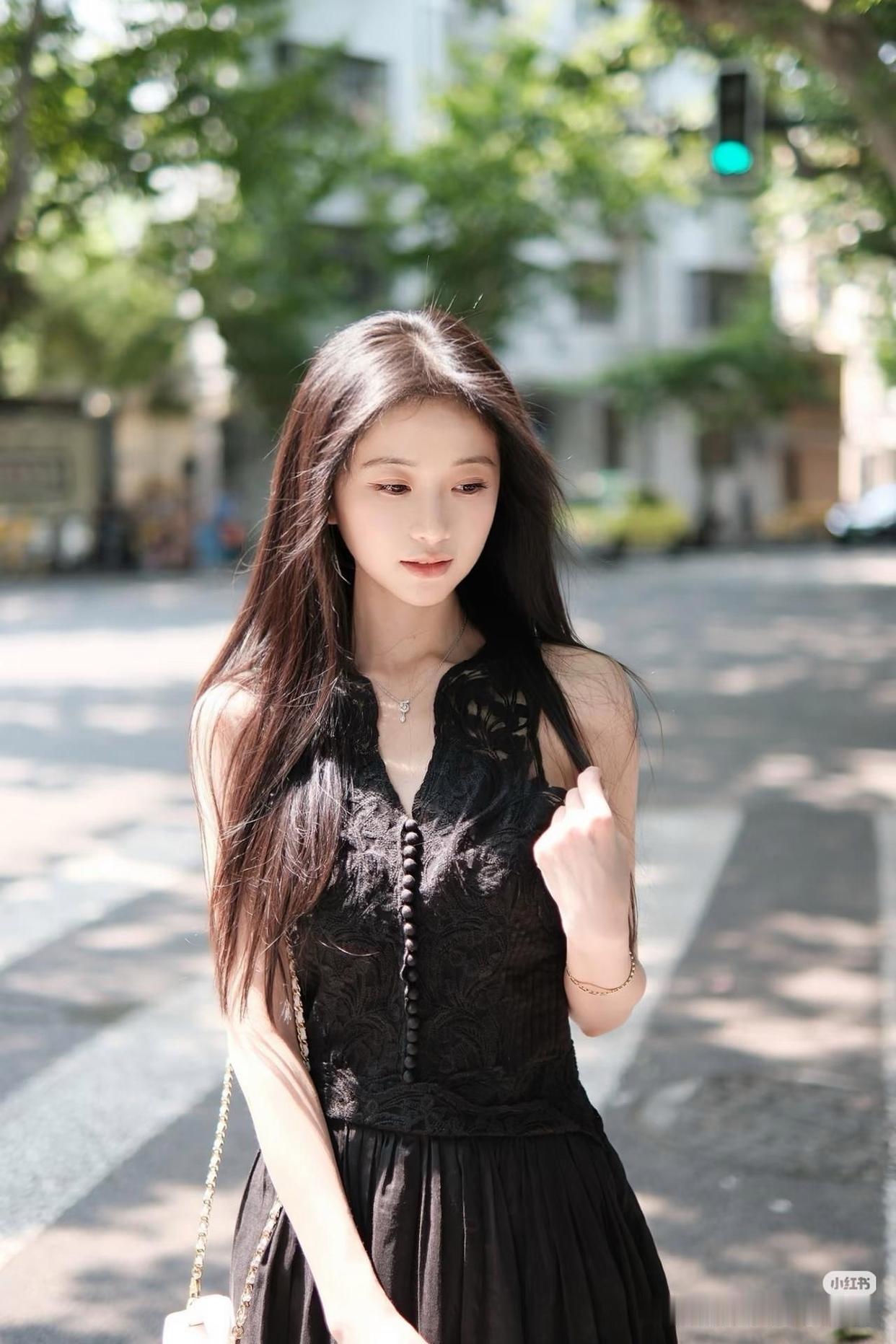 夏日街头，甜美少女，黑色蕾丝裙，白色手提包，阳光明媚，清新自然。