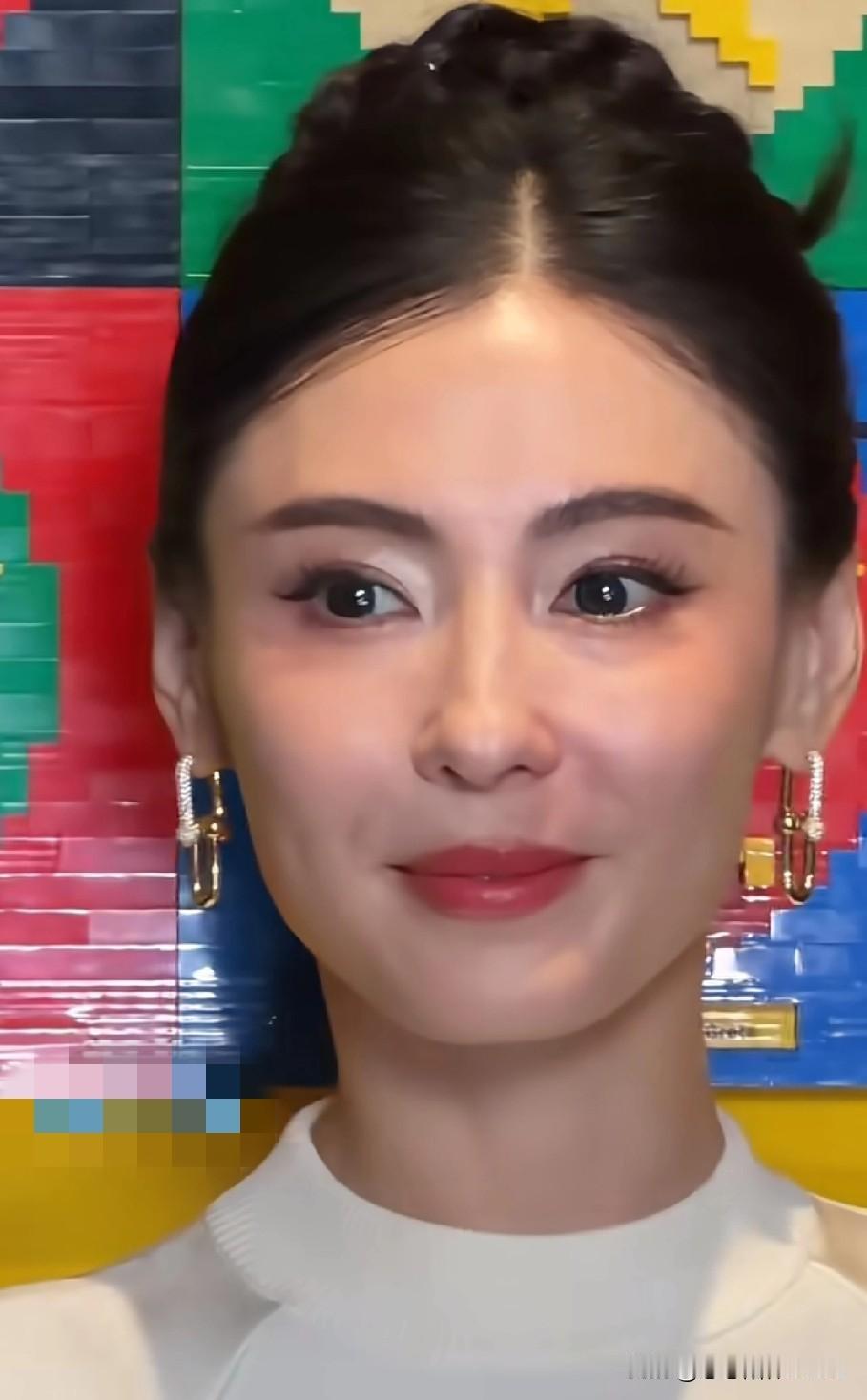 张柏芝45岁状态绝了！居然还有人挑刺。不过新烤瓷牙确实有点抢戏，太饱满导致