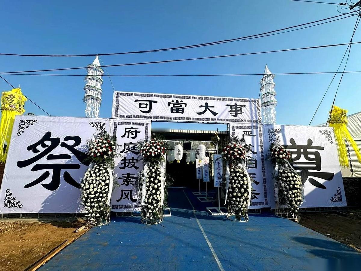 人还没烧呢，灵堂里，除了他老婆孩子，剩下的人，悲伤已经开始打折了。真的。你仔