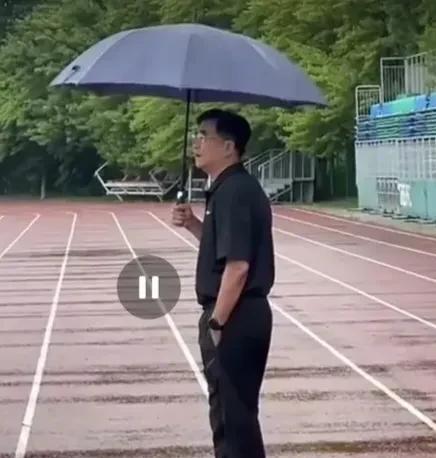 宋凯督战国足，不打伞更好！宋凯上任足协主席以来，经常跟随各级国字号球队出征督战。