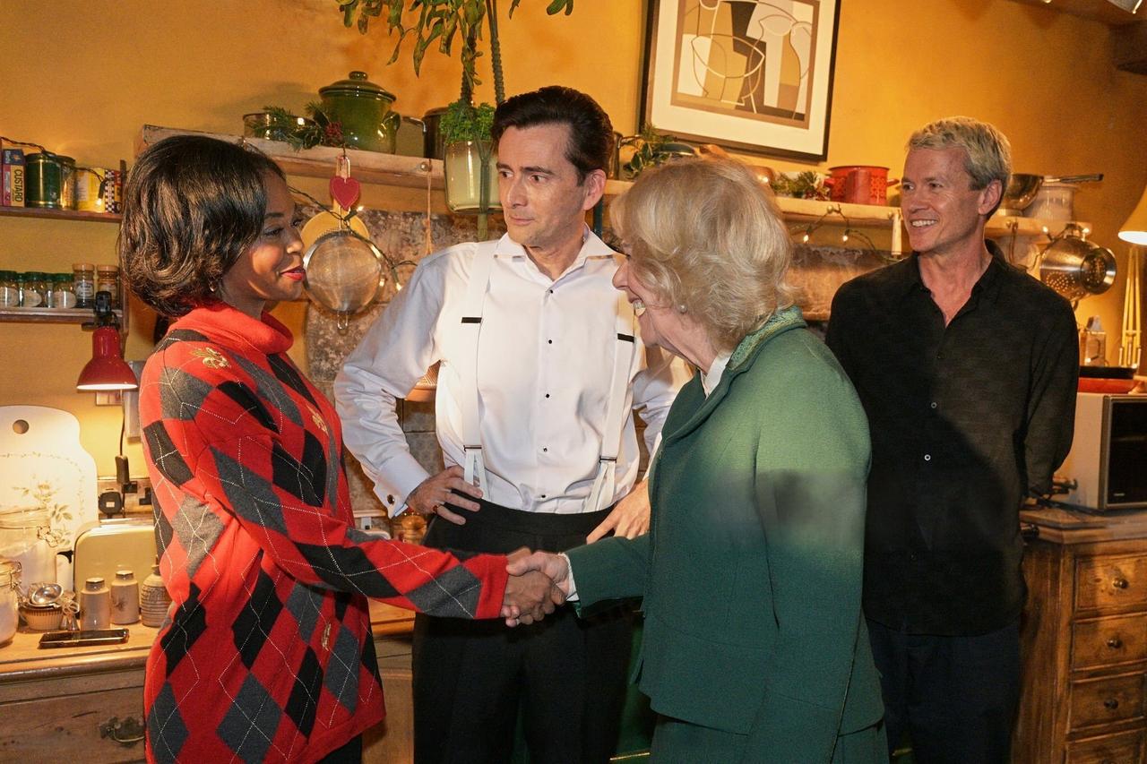 卡米拉王后在片场瞎逛，大家都很嫌弃，她又不是戴安娜王妃？戴安娜王妃才是顶级明星